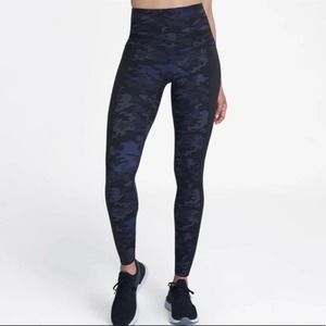 Spanx Sara Blakely Booty Boost Active Printed Leggings SZ Small Purple Geo Camo